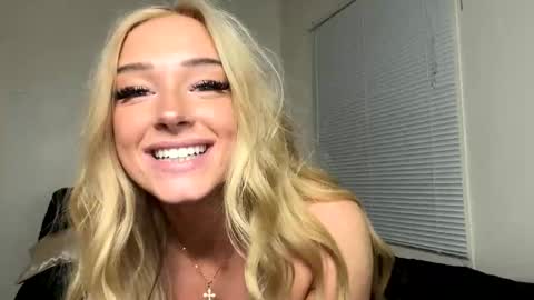 Snapshot of auriamist chatting on 05.15.26 auriamist online show from 05.15.26