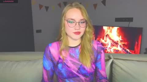 Snapshot of aurora_golden chatting on 12.02.24 Kate online show from 12.02.24