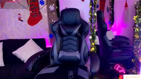 Snapshot of aurora_thomas chatting on 12.22.25 Aurora online show from 12.22.25