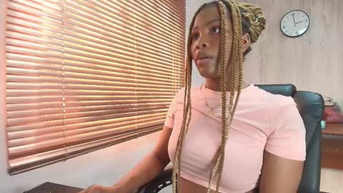 Snapshot of aurorabrow chatting on 09.17.25 Ariana online show from 09.17.25