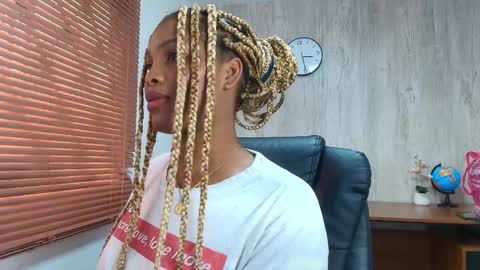 Snapshot of aurorabrow chatting on 10.03.25 Ariana online show from 10.03.25