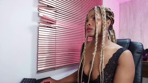 Snapshot of aurorabrow chatting on 10.12.25 Ariana online show from 10.12.25