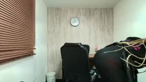 Snapshot of aurorabrow chatting on 11.12.25 Ariana online show from 11.12.25