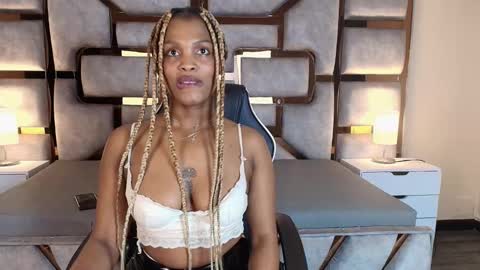 Snapshot of aurorabrow chatting on 11.24.25 Ariana online show from 11.24.25