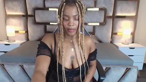 Snapshot of aurorabrow chatting on 11.25.25 Ariana online show from 11.25.25