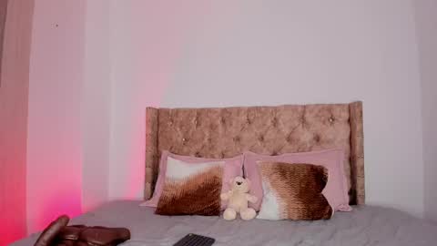 Snapshot of auroradurand chatting on 09.25.25 ... ... online show from 09.25.25