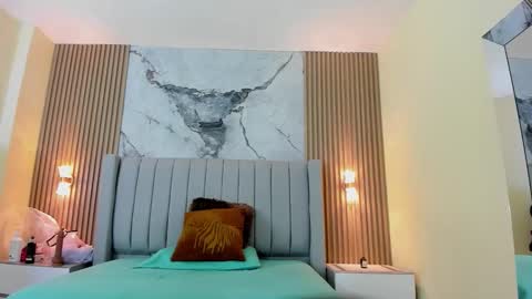 auroramartin2 online show from 10.24.25