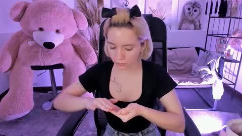 aurorawrenfield online show from 12.02.25