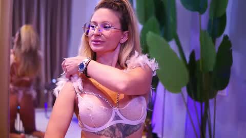 Snapshot of avamaddisson chatting on 10.12.25 Ava online show from 10.12.25