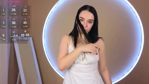 Snapshot of avelyne_ chatting on 10.11.25 Avelyne online show from 10.11.25