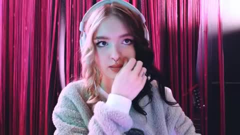 Snapshot of avi_nile chatting on 03.11.25 Avriel online show from 03.11.25