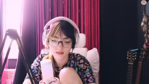 Snapshot of avi_nile chatting on 05.04.26 Avriel online show from 05.04.26