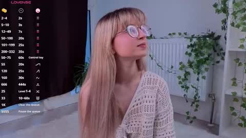 Snapshot of aviaveavi chatting on 03.26.26 aviaveavi online show from 03.26.26