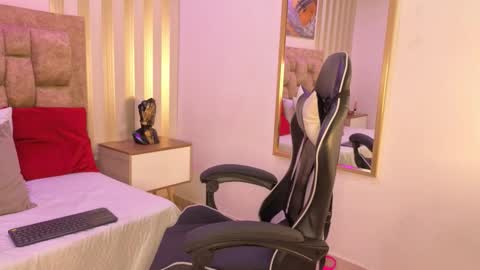 AVIS  online show from 11.26.25