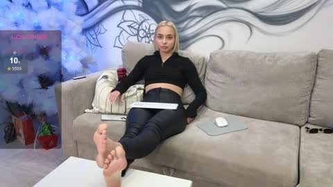 Snapshot of avr0ra chatting on 12.27.24 Goddess Avrora online show from 12.27.24