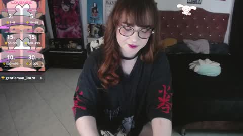 Snapshot of avril2809 chatting on 12.19.24 Abril online show from 12.19.24