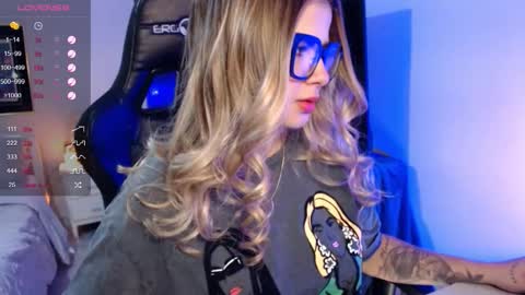 Snapshot of avrill_morgan chatting on 11.16.25 Avrill Morgan online show from 11.16.25