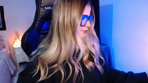 Snapshot of avrill_morgan chatting on 11.28.25 Avrill Morgan online show from 11.28.25