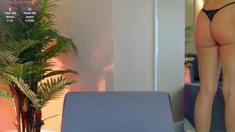 Snapshot of avrillcyrux chatting on 10.07.25 AVRILL CYRUX online show from 10.07.25