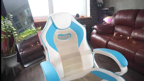 Snapshot of awondrr chatting on 10.21.25 Alice online show from 10.21.25