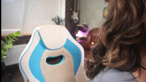 Snapshot of awondrr chatting on 11.11.25 Alice online show from 11.11.25