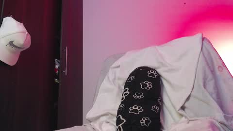 Independiente Model online show from 10.23.25