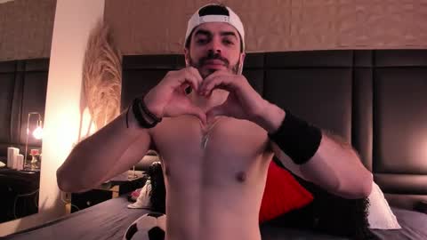 Snapshot of axelthompsom chatting on 11.19.25 Axel Thompsom online show from 11.19.25