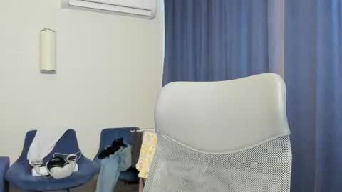 Snapshot of axl_fx chatting on 06.18.26 Axl online show from 06.18.26