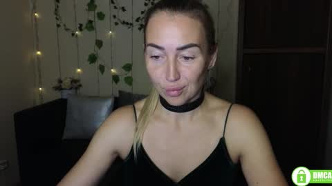 Snapshot of ay_kiss_jully chatting on 10.11.25 Jully online show from 10.11.25