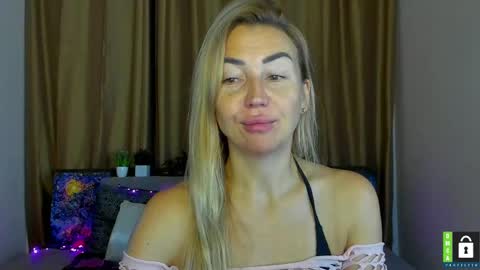 Snapshot of ay_kiss_jully chatting on 10.18.25 Jully online show from 10.18.25