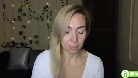 Snapshot of ay_kiss_jully chatting on 11.14.25 Jully online show from 11.14.25