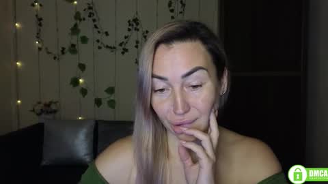 Snapshot of ay_kiss_jully chatting on 11.24.25 Jully online show from 11.24.25