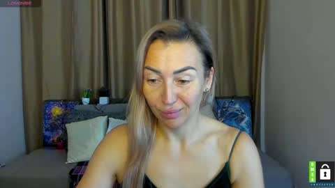 Snapshot of ay_kiss_jully chatting on 11.25.25 Jully online show from 11.25.25