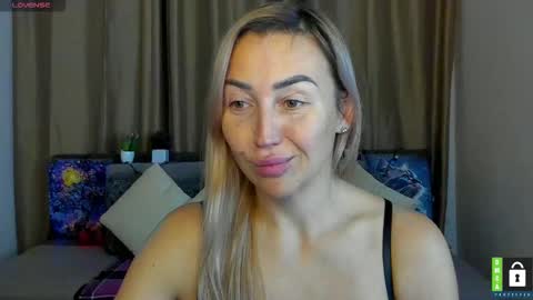 Snapshot of ay_kiss_jully chatting on 12.01.25 Jully online show from 12.01.25