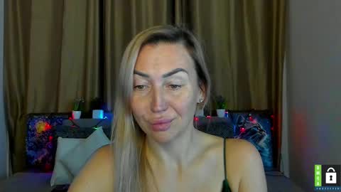 Snapshot of ay_kiss_jully chatting on 12.13.25 Jully online show from 12.13.25