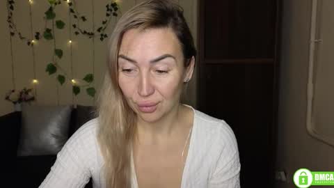 Snapshot of ay_kiss_jully chatting on 12.14.25 Jully online show from 12.14.25