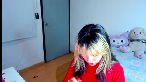 Azu Moure online show from 12.04.24