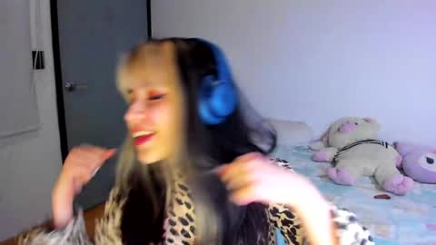 Azu Moure online show from 12.10.24