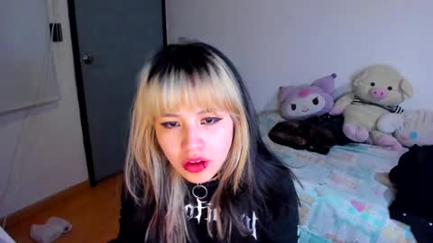 Azu Moure online show from 12.12.24