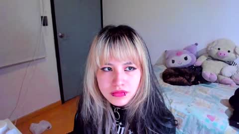 Azu Moure online show from 12.12.24