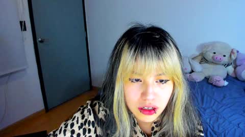 Azu Moure online show from 01.04.25