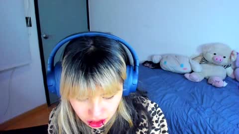 Azu Moure online show from 01.04.25