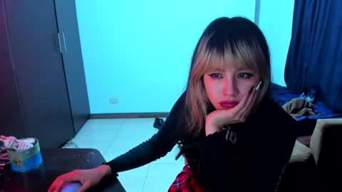 Azu Moure online show from 01.06.25