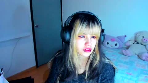 Azu Moure online show from 01.13.25