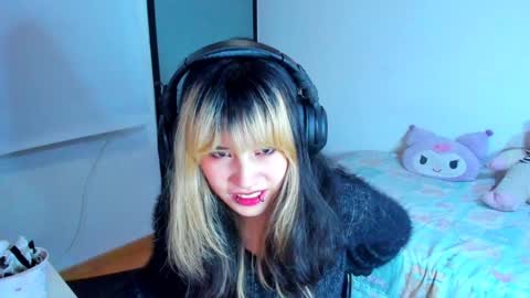 Azu Moure online show from 01.13.25