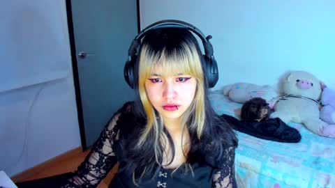 Azu Moure online show from 01.14.25