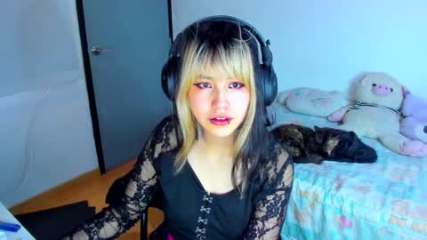 Azu Moure online show from 01.14.25