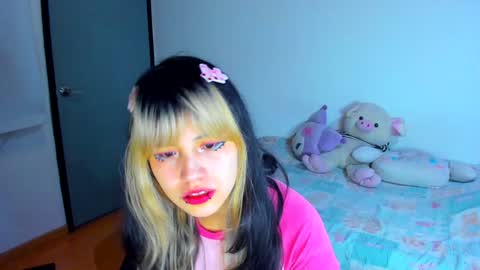 Azu Moure online show from 01.18.25