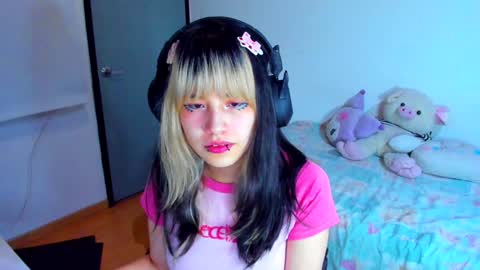 Azu Moure online show from 01.18.25