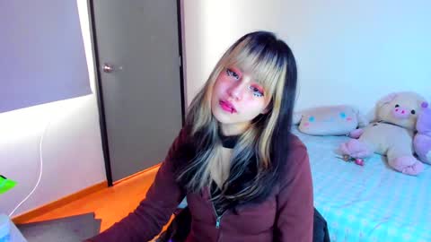 Azu Moure online show from 01.18.25